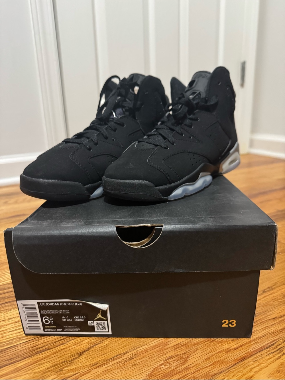 Girls Jordan 6 Retro Basketball Shoes - BRAND NEW